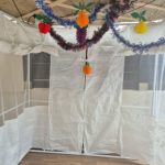 עד שאנו שוכחים פשוט להנות ולהשתעשע ,הפרשנות שאנו נותנים להרגש מסוים ומתוך הרגל חשיבה על אוטומט, אנו נותנים פרשנות של עצב או דכדוך. בחג הסוכות אנו מצווים ל" ושמחת בחגך" ומתוך כך אנו למדים רמז עצום. שמחה היא בחירה! ומתוך כך הפרשנות וההרגשה ישתנו אל תשכחו להשתעשע ,לצחוק. מותר לנו להרגיש טוב, להיות אופטימיים לתת דרור לילד/ה שבנו מרחב זהו המתכון לחיים בריאים ,פרודוקטיביים ומצמחים. בברכת חג שמח איריס חרמון מאמנת תודעה למחשבה רגש