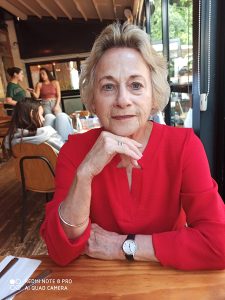 חיה דימנט - מטפלת זוגית ומשפחתית מוסמכת ביבנה ובאונליין