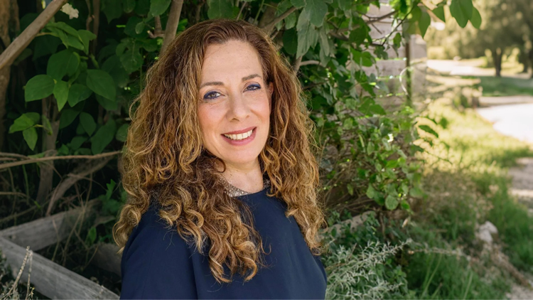 טל אלפנדרי - מטפלת רגשית ופסיכותרפיסטית בתל אביב