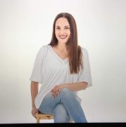 מיטל ורסנו - מטפלת קוגניטיבית התנהגותית (CBT) ומדריכת הורים מוסמכת בפתח תקווה ורמת גן